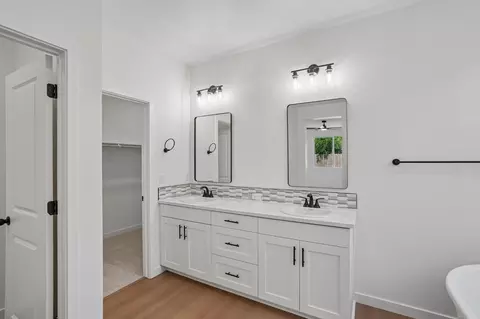 Bath - 1639 Hansen Ranch Rd, Olivehurst, CA 95961 photo 3 of 7