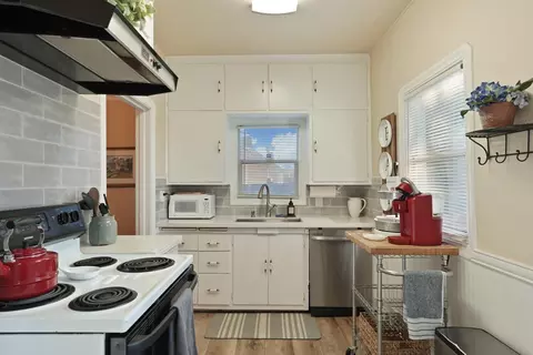 Kitchen - 416 Daisy Ave, Lodi, CA 95240 photo 3 of 4