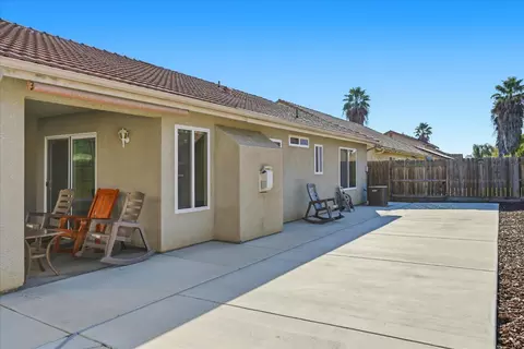 Exterior - 988 Monterey St, Madera, CA 93637 photo 7 of 10