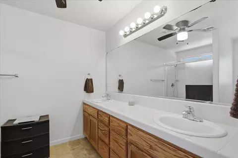 Bath - 988 Monterey St, Madera, CA 93637 photo 2 of 4