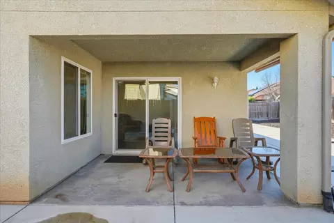 Exterior - 988 Monterey St, Madera, CA 93637 photo 4 of 10