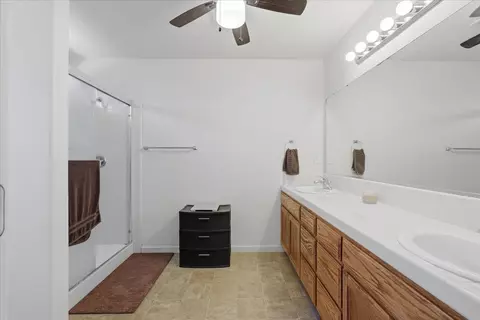 Bath - 988 Monterey St, Madera, CA 93637 photo 1 of 4