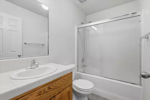 Bath - 988 Monterey St, Madera, CA 93637 photo 4 of 4