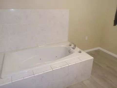 Bath - 602 Spruce Rd, Exeter, CA 93221 photo 3 of 4