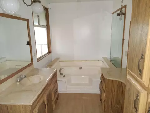 Bath - 602 Spruce Rd, Exeter, CA 93221 photo 1 of 4