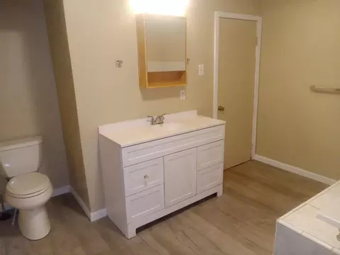 Bath - 602 Spruce Rd, Exeter, CA 93221 photo 2 of 4