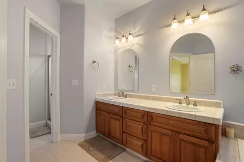 Bath - 16025 E Harney Ln, Lodi, CA 95240 photo 3 of 7