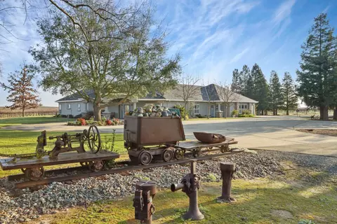 Exterior - 16025 E Harney Ln, Lodi, CA 95240 photo 2 of 18