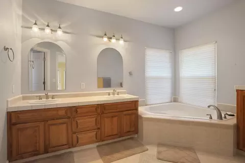 Bath - 16025 E Harney Ln, Lodi, CA 95240 photo 4 of 7