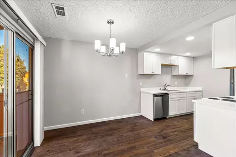 Dining - 495 Cherry Ln #G, Manteca, CA 95337 photo 1 of 1