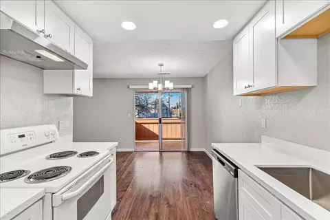 Kitchen - 495 Cherry Ln #G, Manteca, CA 95337 photo 5 of 5