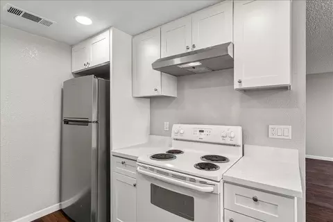 Kitchen - 495 Cherry Ln #G, Manteca, CA 95337 photo 4 of 5