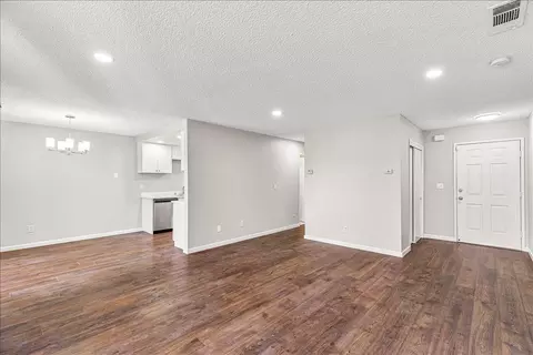 Living - 495 Cherry Ln #G, Manteca, CA 95337 photo 4 of 6