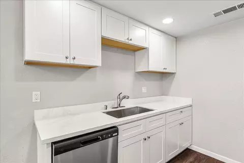 Kitchen - 495 Cherry Ln #G, Manteca, CA 95337 photo 3 of 5