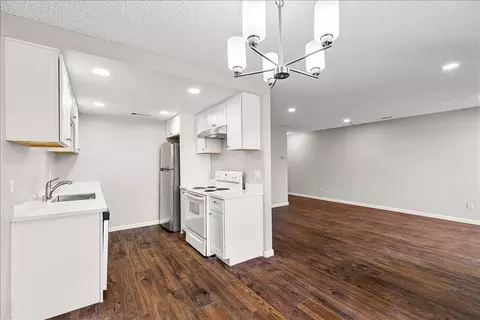 Kitchen - 495 Cherry Ln #G, Manteca, CA 95337 photo 1 of 5