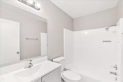 Bath - 495 Cherry Ln #G, Manteca, CA 95337 photo 1 of 1