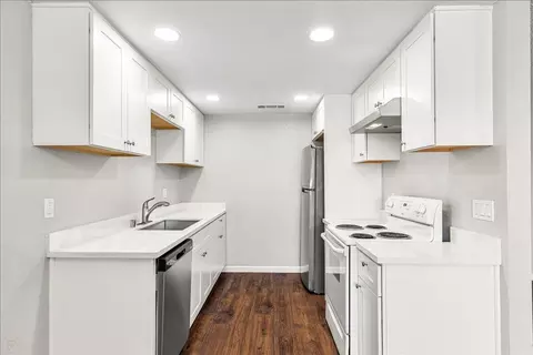 Kitchen - 495 Cherry Ln #G, Manteca, CA 95337 photo 2 of 5
