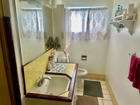Bath - 609 Kettleman, Lodi, CA 95240 photo 2 of 11