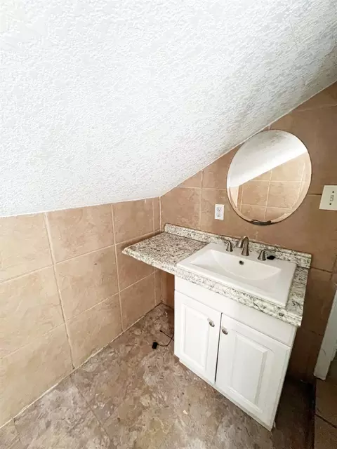 Bath - 15731 Andrus Island Rd, Isleton, CA 95641 photo 3 of 7
