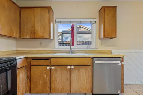 Kitchen - 2513 Stoneridge Dr, Modesto, CA 95355 photo 4 of 5