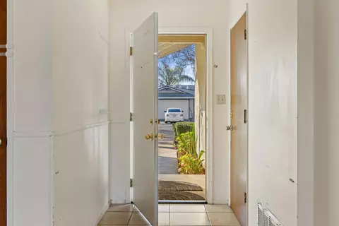 Entry Way - 2513 Stoneridge Dr, Modesto, CA 95355 photo 2 of 8
