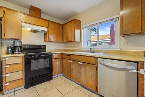 Kitchen - 2513 Stoneridge Dr, Modesto, CA 95355 photo 3 of 5