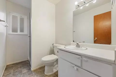 Bath - 2513 Stoneridge Dr, Modesto, CA 95355 photo 2 of 2