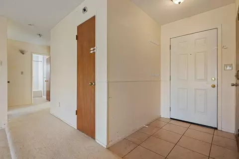 Entry Way - 2513 Stoneridge Dr, Modesto, CA 95355 photo 3 of 8