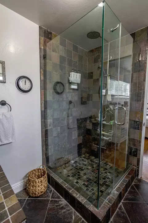 Bath - 2001 Enslen Ave, Modesto, CA 95350 photo 3 of 6