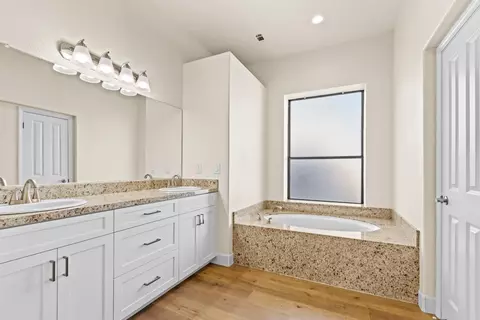 Bath - 140 Hillside Pl, Jackson, CA 95642 photo 2 of 5