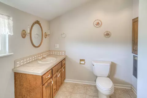 Bath - 5463 Hankins Rd, Williams, CA 95987 photo 3 of 4