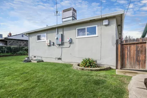 Exterior - 32 S Corinth Ave, Lodi, CA 95242 photo 14 of 17