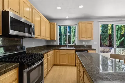 Kitchen - 20855 Grapevine Dr, Patterson, CA 95363 photo 2 of 5