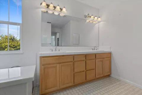 Bath - 20855 Grapevine Dr, Patterson, CA 95363 photo 2 of 5