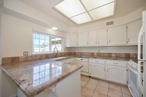Kitchen - 5831 Hesper Way, Carmichael, CA 95608 photo 5 of 10