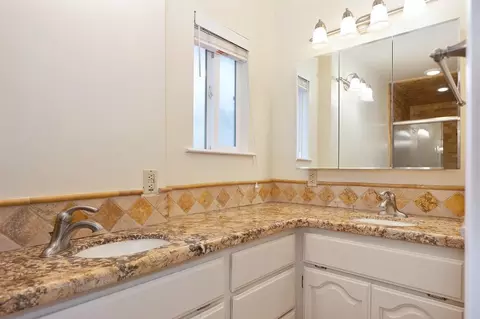 Bath - 5831 Hesper Way, Carmichael, CA 95608 photo 5 of 7