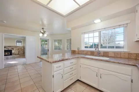 Kitchen - 5831 Hesper Way, Carmichael, CA 95608 photo 8 of 10