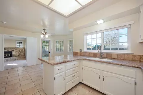 Kitchen - 5831 Hesper Way, Carmichael, CA 95608 photo 7 of 10