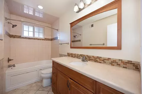 Bath - 5831 Hesper Way, Carmichael, CA 95608 photo 6 of 7