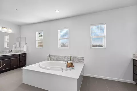 Bath - 2305 Augusta Ave, Tracy, CA 95377 photo 4 of 5
