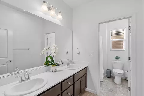 Bath - 2305 Augusta Ave, Tracy, CA 95377 photo 2 of 5