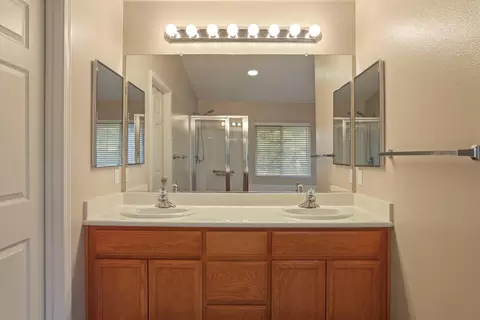 Bath - 2686 Ozark Dr, Tracy, CA 95304 photo 4 of 5
