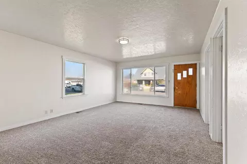 Living - 229 Vine St, Maxwell, CA 95955 photo 2 of 4