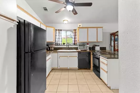 Kitchen - 4040 Flint Trl, Copperopolis, CA 95228 photo 4 of 8