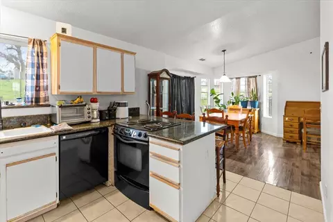 Kitchen - 4040 Flint Trl, Copperopolis, CA 95228 photo 5 of 8