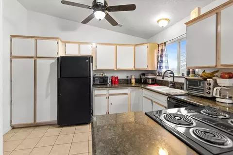 Kitchen - 4040 Flint Trl, Copperopolis, CA 95228 photo 7 of 8