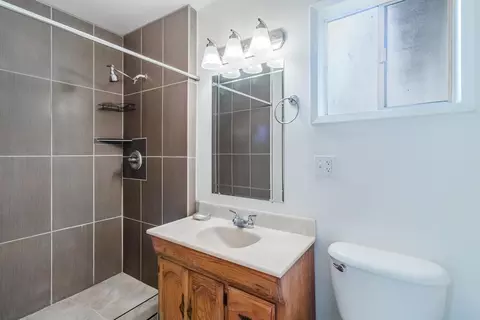 Bath - 2560 Wright St, Sacramento, CA 95821 photo 2 of 3