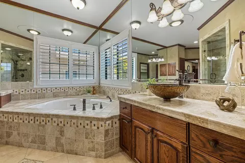 Bath - 2410 Brittany Ct, Lodi, CA 95242 photo 5 of 9