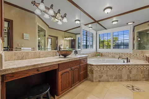Bath - 2410 Brittany Ct, Lodi, CA 95242 photo 3 of 9