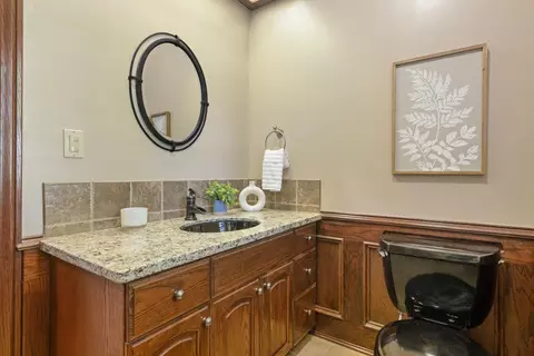 Bath - 2410 Brittany Ct, Lodi, CA 95242 photo 2 of 9